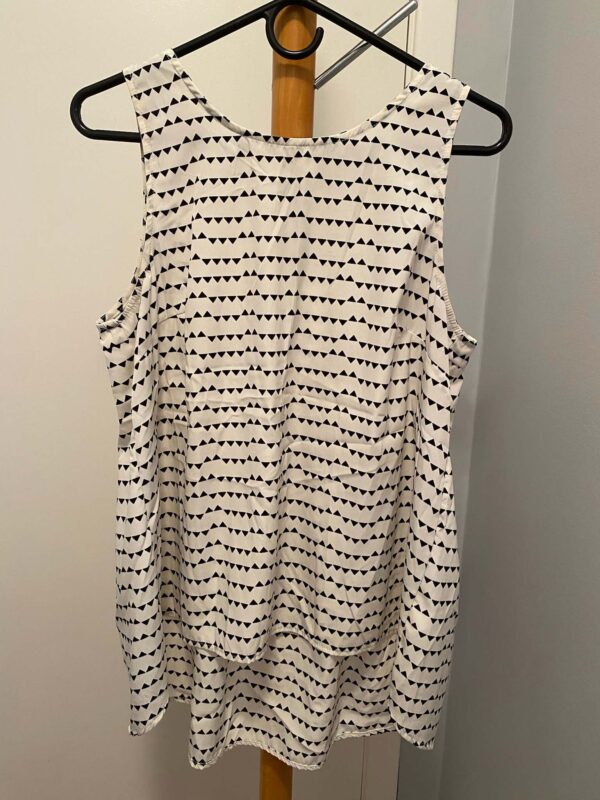 Lot of 2 Black and White Sleeveless Tops Size L - Image 5